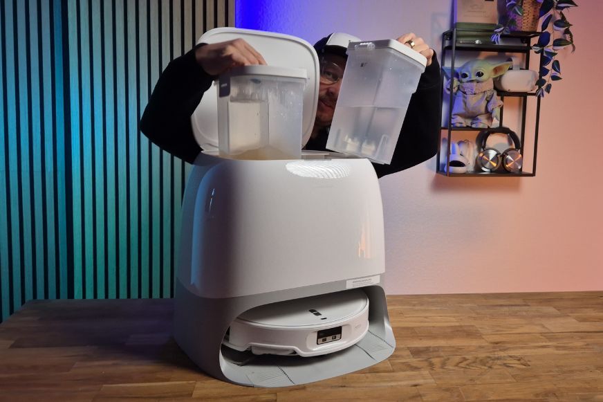 Roborock Qrevo Curv 2 Pro und die Station werden gezeigt samt den Frisch- und Schmutzwassertanks